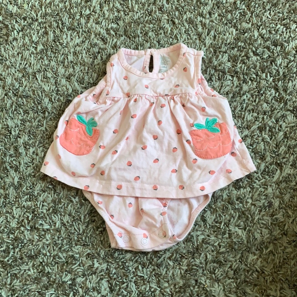 Carter’s baby one piece . Size 3 months. 🍓